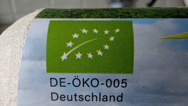 Das europäische Biosiegel - ein Blatt aus weißen Sternen auf grünem Grund - auf einer Eierverpackung