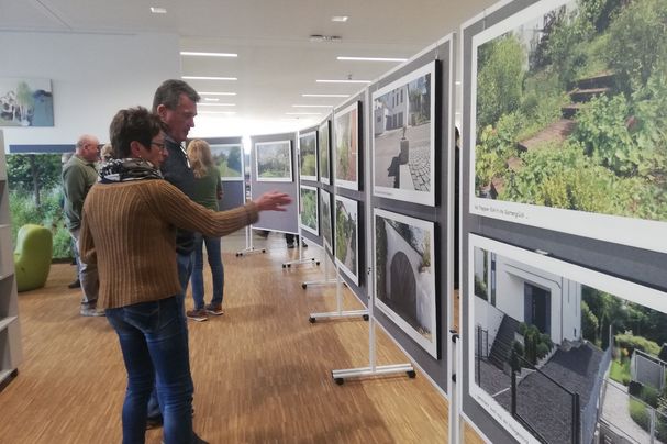 Besucher betrachten interessiert die Schautafeln der Ausstellung