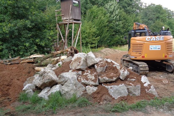 Muschelkalksteine, ungesiebter Grubensand und Holzanteile werden zur Erhöhung der Strukturvielfalt verarbeitet. Das biologisch wertvolle Biotop erhöht die Artenvielfalt.