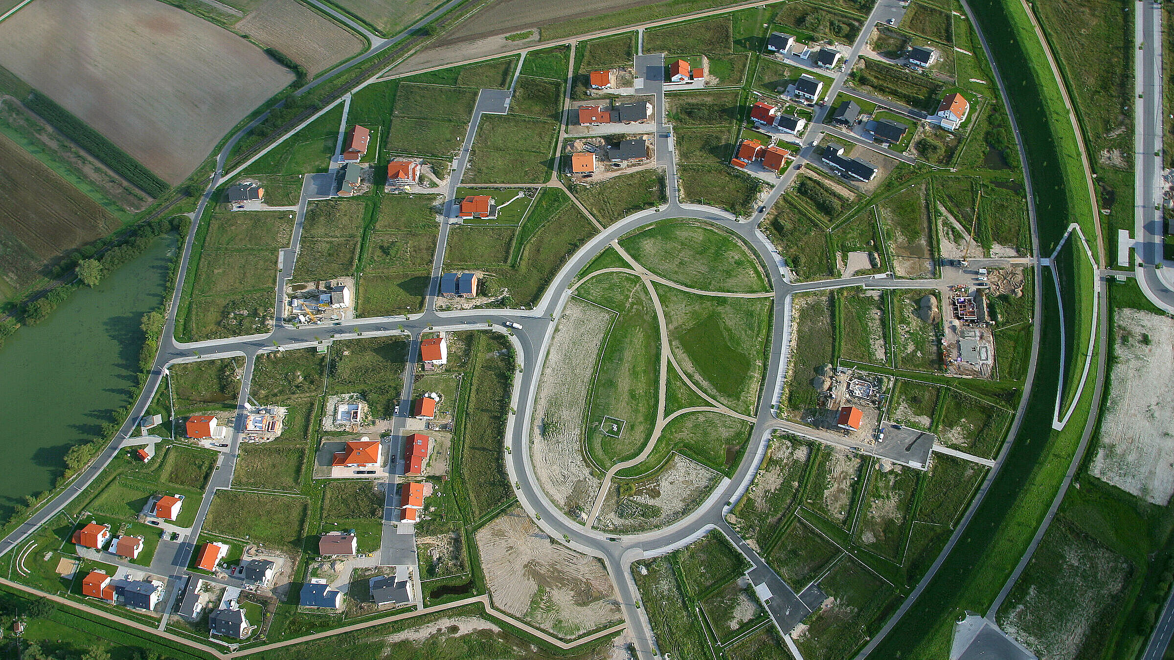 Im Landesentwicklungsprogramm geht es um die räumliche Ordnung und Entwicklung Bayerns: Dazu zählt auch der Flächenverbrauch wie hier für das Neubaugebiet Adelsdorf. (Bild: Klaus Leidorf)