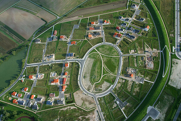 Im Landesentwicklungsprogramm geht es um die räumliche Ordnung und Entwicklung Bayerns: Dazu zählt auch der Flächenverbrauch wie hier für das Neubaugebiet Adelsdorf. (Bild: Klaus Leidorf)