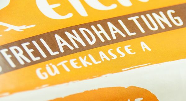 Eierverpackung mit der Aufschrift "Aus Freilandhaltiung"