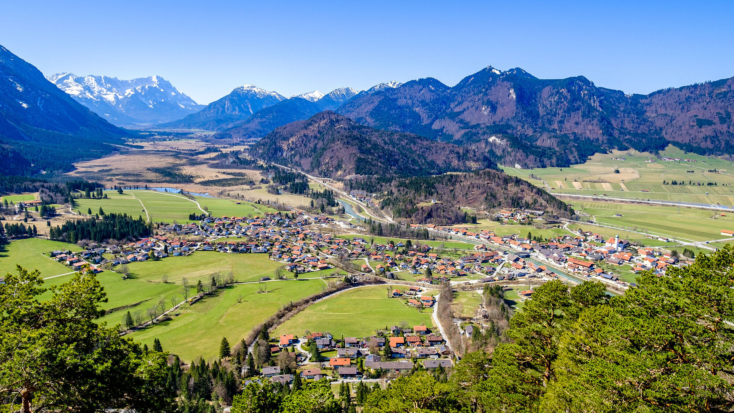 Blick von einem Gipfel ins Tal auf Eschenlohe am Murnauer Moos (Foto: fottoo/stock.adobe.com)