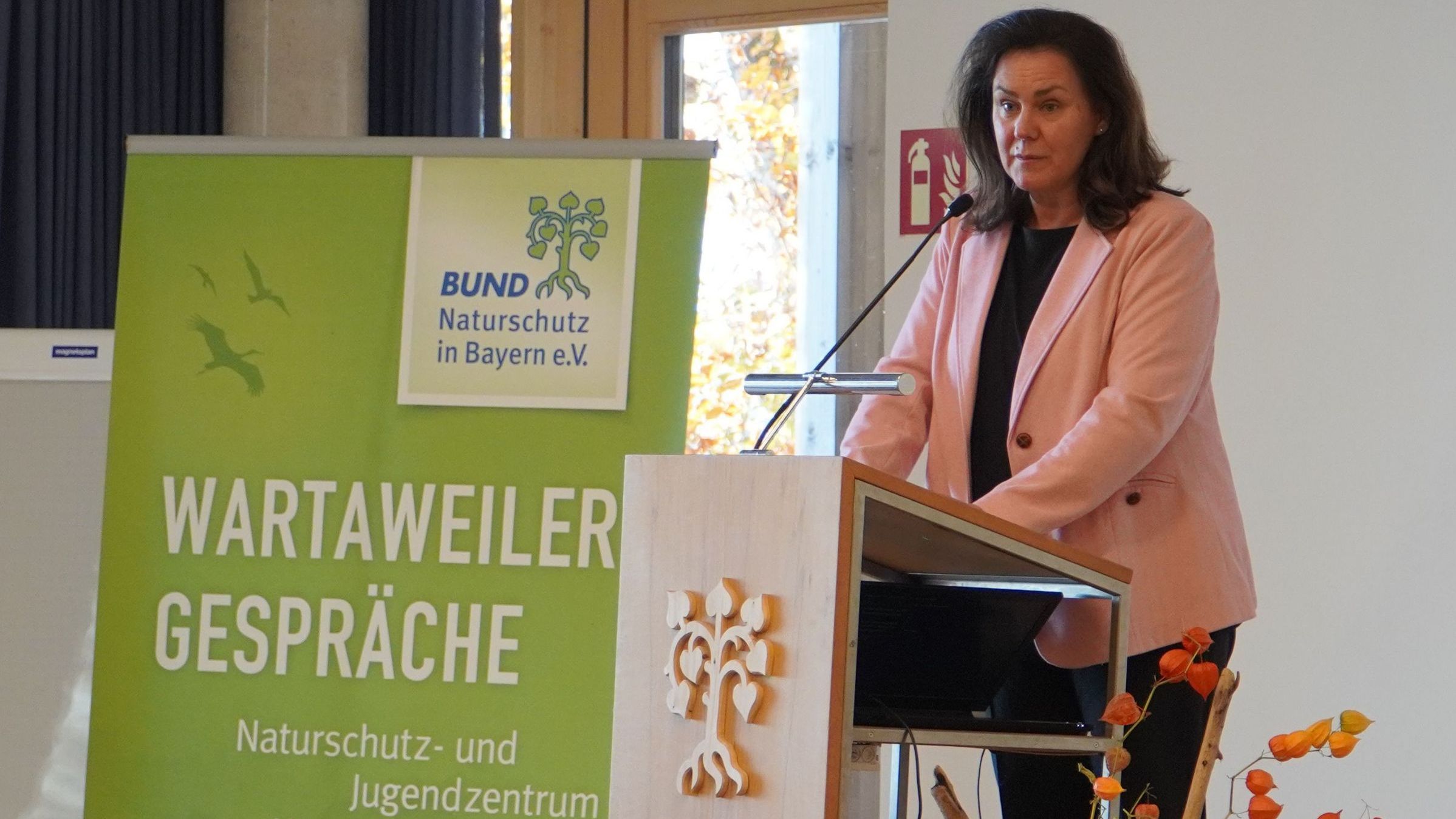 Die Landtagsabgeordnete Dr. Ute Eiling-Hütig am Rednerpult der Wartaweiler Gespräche (Bild: Anna Krumpholz)