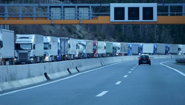 Schier endlose Schlange LKW wartet am Brennerpass im Stau. (Foto: tina7si/AdobeStock) 