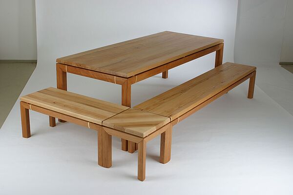 Nachhaltige Möbel: Tisch und Sitzbank aus rotkernigem Buchenholz.