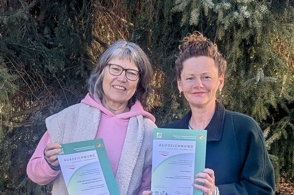 Nicht nur die Kreisgruppe, hier vertreten durch Conni Schlosser (links), wurde erneut mit dem Qualitätssiegel Umweltbildung.Bayern ausgezeichnet. Auch eine der Mitarbeiterinnen in der Umweltbildung, Juliane Wellmann (rechts) von Janes Nature, erhielt erstmals die Urkunde. Foto Erwin Scheiner