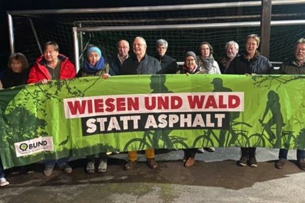 Mitglieder der Ortsgruppe Seebruck demonstrieren gegen Straßenbau