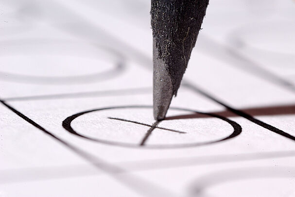 Ein Stimmzettel, auf dem gerade ein Kreuz gemacht wird: Wahlen sind Basis der repräsentativen Demokratie, auch um sich für eine ernsthafte Umweltpolitik auszusprechen. (Foto: Torsten Becker/stock.adobe.com) 