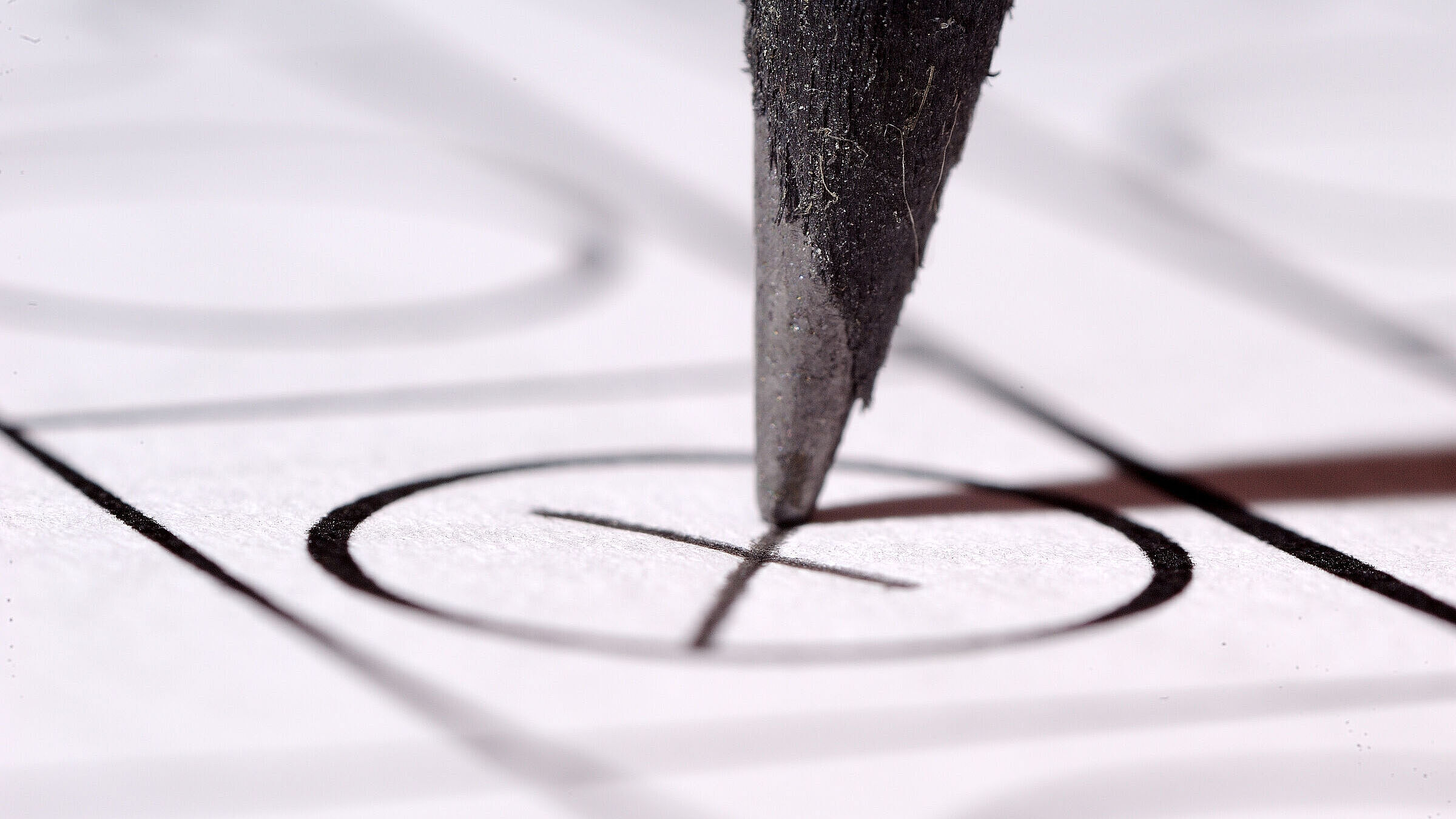 Ein Stimmzettel, auf dem gerade ein Kreuz gemacht wird: Wahlen sind Basis der repräsentativen Demokratie, auch um sich für eine ernsthafte Umweltpolitik auszusprechen. (Foto: Torsten Becker/stock.adobe.com) 