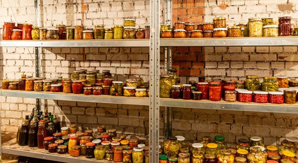 Lebensmittel konservieren: eingelagerte Gläser mit konserviertem Gemüse.