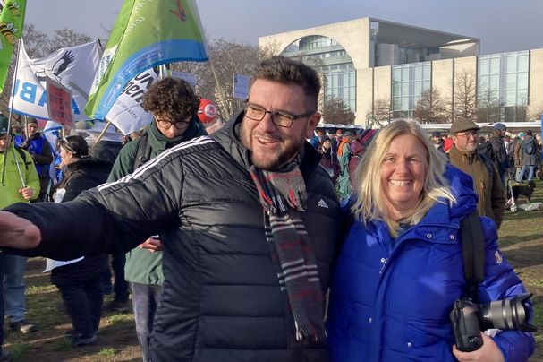 Auf der Landwirtschaftsdemo "Mia ham's satt" in Berlin: Antonio Andrioli (Träger des bayerischen Naturschutzpreises 2020) und Regina Wegemann. 