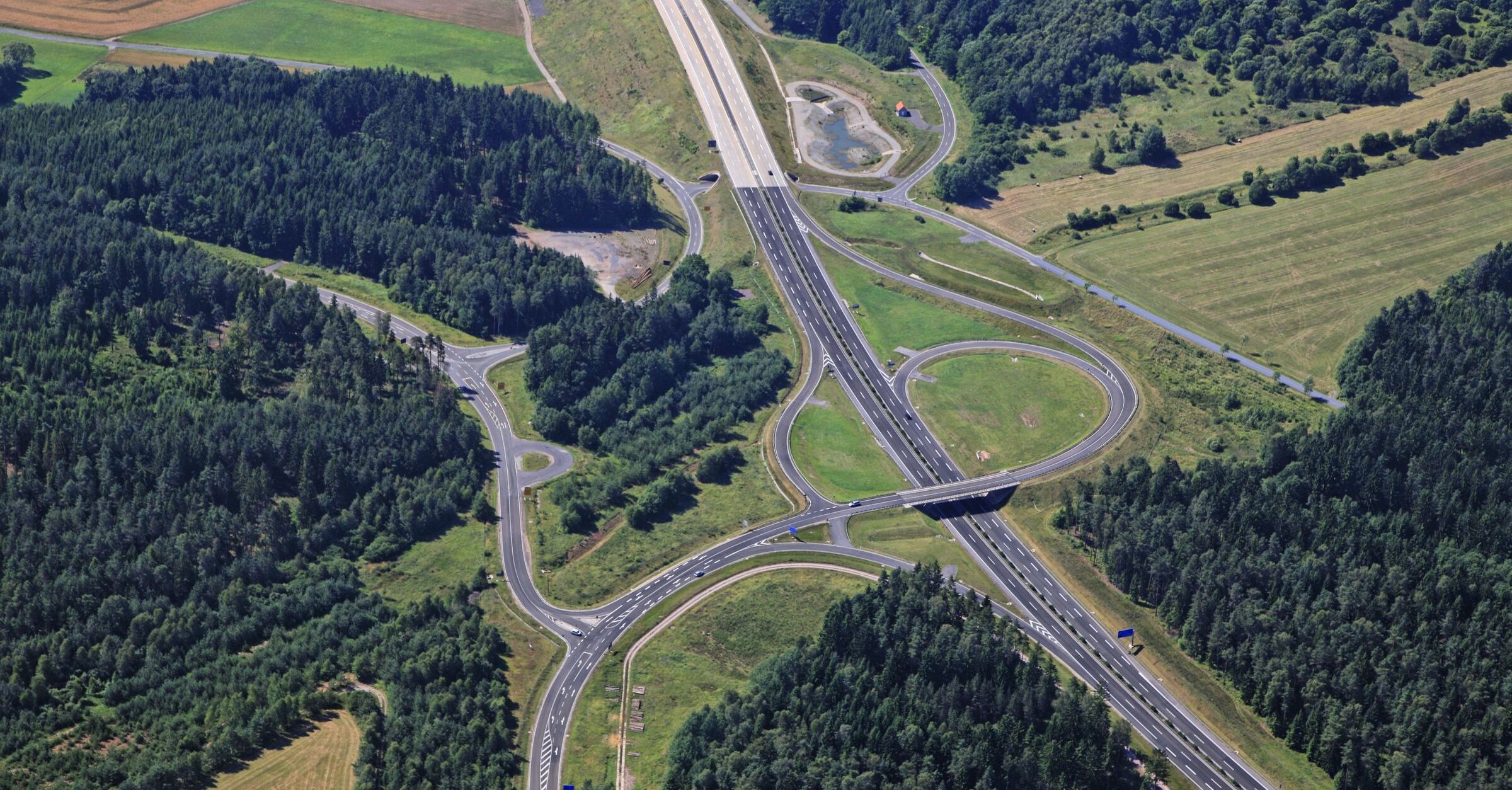 A 73: Eine riesige Autobahnauffahrt mit vielen Schleifen durchschneidet das Grüne Band bei Coburg-Suhl (Foto: Klaus Leidorf)