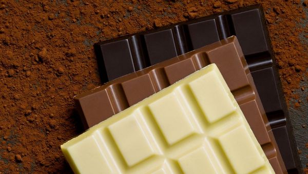 Weiße, braune und dunkelbraune Schokolade: Die Farbe sagt kaum etwas über die Nachhaltigkeit aus.