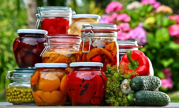 Lebensmittel konservieren: Gläser mit eingelegtem Gemüse.