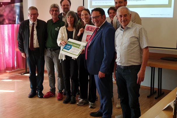 BN übergibt 15.695 Unterschriften an Staatssekretär Tobias Gotthardt, Foto: BN BN übergibt 15.695 Unterschriften an Staatssekretär Tobias Gotthardt, Foto: BN