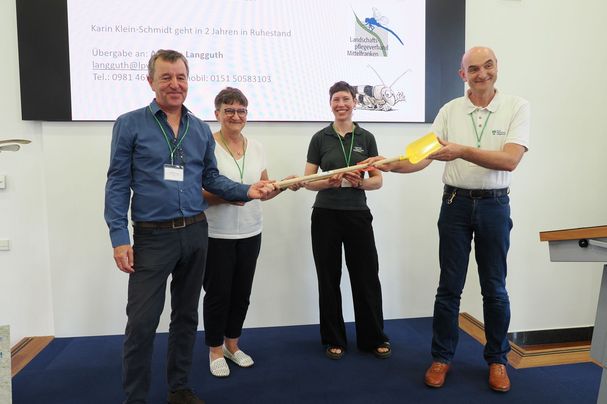 Übergabe der Sandschaufel