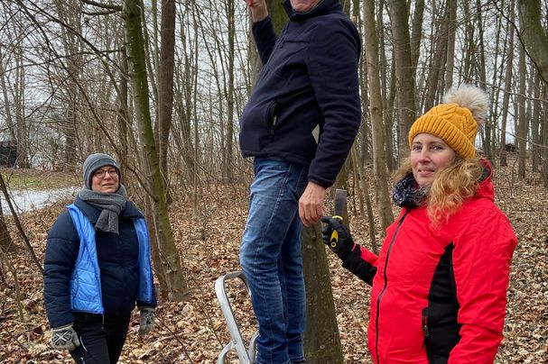 Die Aktiven der OG Ergoldsbach reinigen Nistkästen. Foto: Christoph Greipl