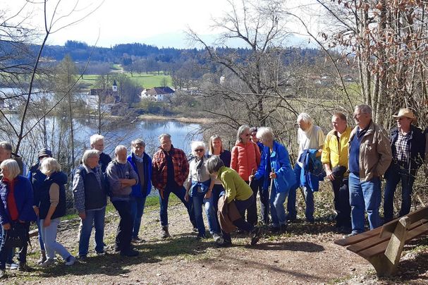 Die Wandergruppe des Bund Naturschutz an der Weinbergaussicht, im Hintergrund der Seeoner See