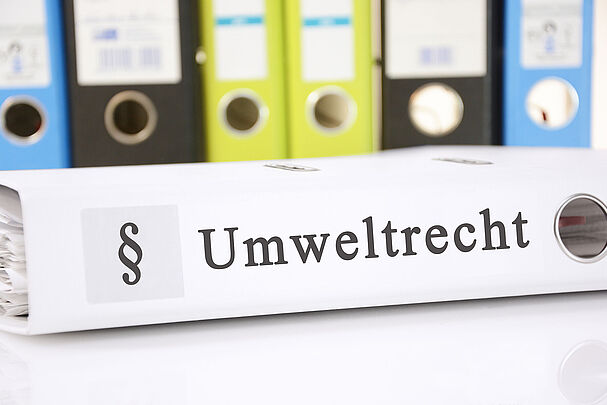Ein dicker Aktenordner mit der Aufschrift "Umweltrecht" und Paragraphenzeichen (Foto: Marco2811/stock.adobe.com)