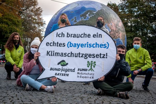 Demonstration BN-Aktiver für die Energiewende: Transparent vor großem Globus (Foto: JBN)