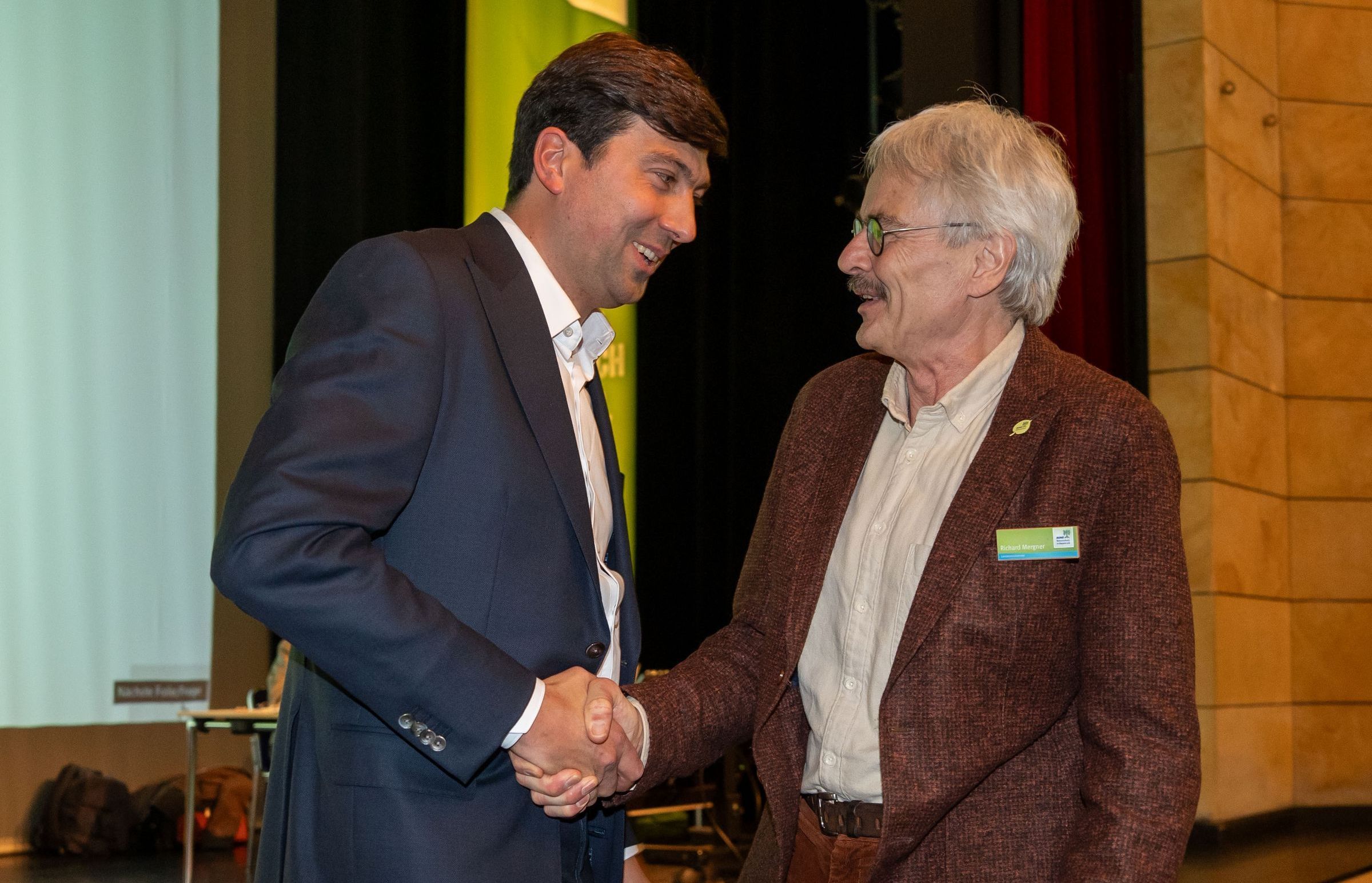 Richard Mergner (im Bild rechts) gratuliert Martin Geilhufe zur Wahl zum Vorsitzenden des BUND Naturschutz