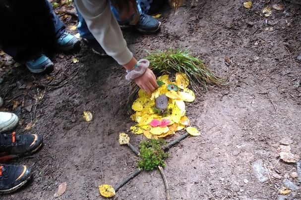 Aus der Ananas wurde mit wenigen Handgriffen ein Waldgeist, Foto Gudrun Karle