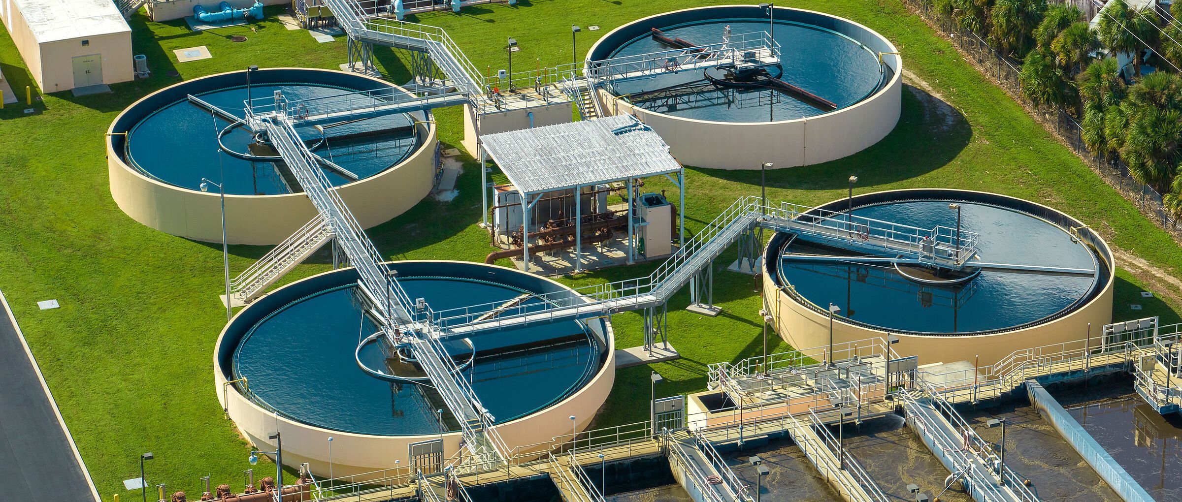 Abwasser in Bayern gelangt meist in kommunale Kläranlagen: hier eine Luftaufnahme von vier Klärbecken (Foto: bilanol/stock.adobe.com)