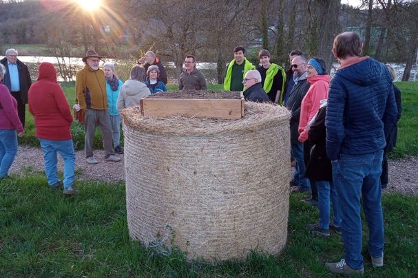 Die OG präsentiert in den LG das Projekt Verwertung von Straßenbegleitgrün durch die Bepflanzung von Rundballen, Foto Bernhard Bröstler Die OG präsentiert in den LG das Projekt Verwertung von Straßenbegleitgrün durch die Bepflanzung von Rundballen, Foto Bernhard Bröstler
