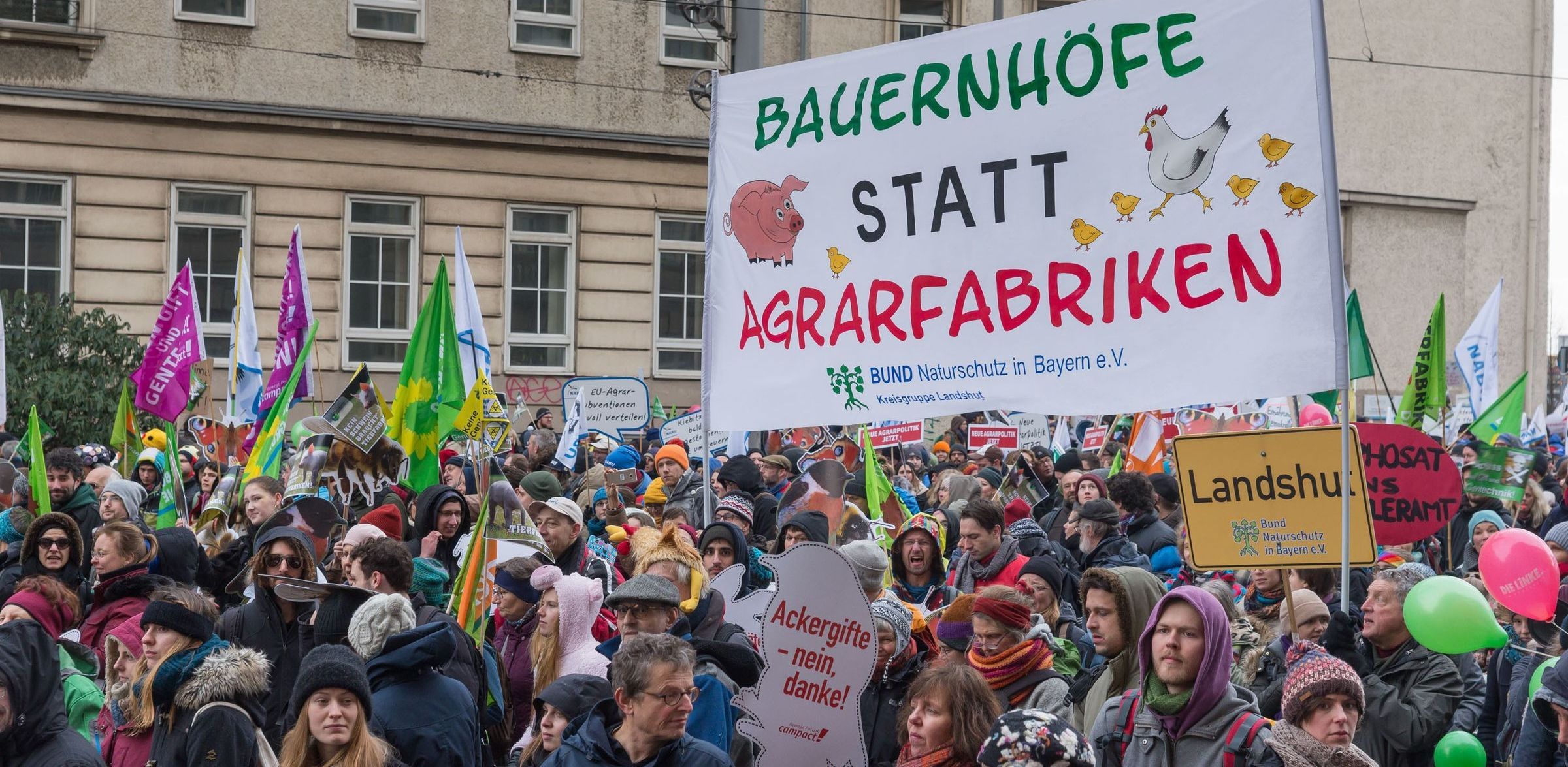 Agrarpolitik: Demozug mit vielen Menschen. Ein Transparent des BUND Naturschutz fordert Bauernhöfe statt Agrarfabriken