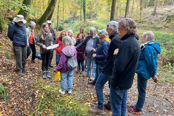 Quellenführung im Kaskadental. Foto: Ingo Queck Eine Gruppe Menschen steht auf einem Weg im Kaskadental.