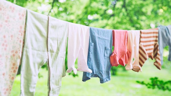 Strom und Wasser sparen beim Wäschewaschen: Wäsche hängt an einer Wäscheleine im Freien.