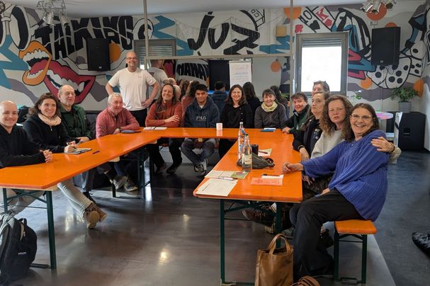 Die Kursteilnehmer*innen mit dem Kursleiter (stehend). Foto Conni Schlosser