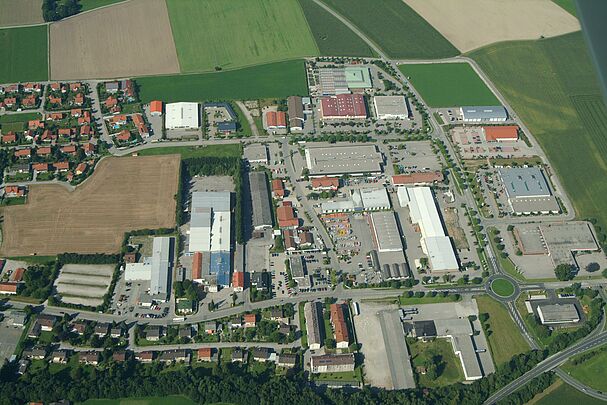Luftaufnahme von kleinem Dorf neben großem Gewerbegebiet (Foto: Klaus Leidorf)