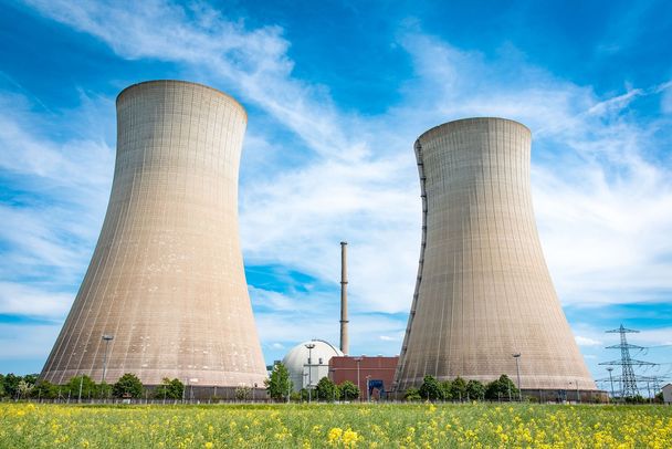 Zwei Kühltürme ohne Dampf darüber: Der Atomausstieg ist vollzogen. (Foto: Countrypixel/stock.adobe.com) 