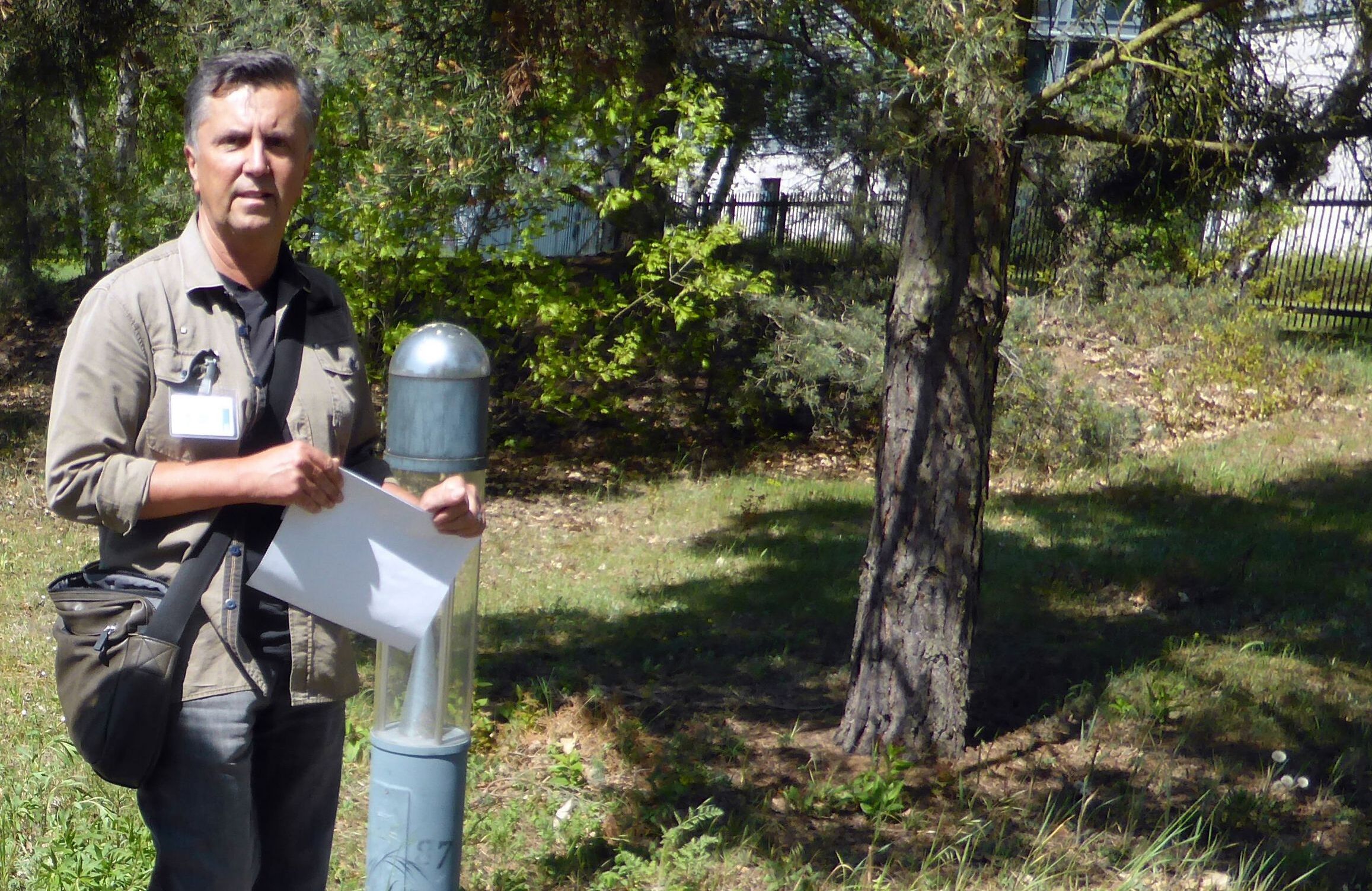 Jürgen Geurdes begutachtet einen Sandmagerrasen. Die Rettung der bayerischen Sandgebiete braucht viele Mitstreiter. (Foto: Petr Mlnarik)