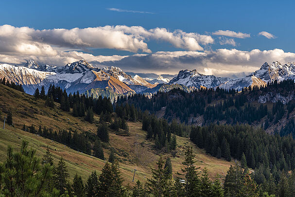 Panorama Bayerische Alpen in der Sonne: Riedbergpass, Hörnergruppe, Allgäuer Alpen (Foto: Stefan Schurr/stock.adobe.com)
