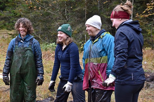 Jugendliche in Arbeitskleidung und Schmutz im Gesicht