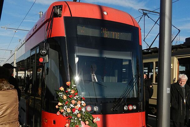 Eine blumengeschmückte Straßenbahn (Foto: B. Baudler)