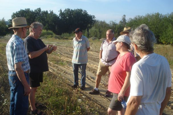 Hans Brandlhuber erklärt die Pflanzen in der Kiesgrube