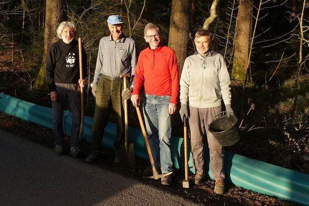 Das Helferteam der Traunreuter Amphibienretter posiert vor dem Schutzzaun