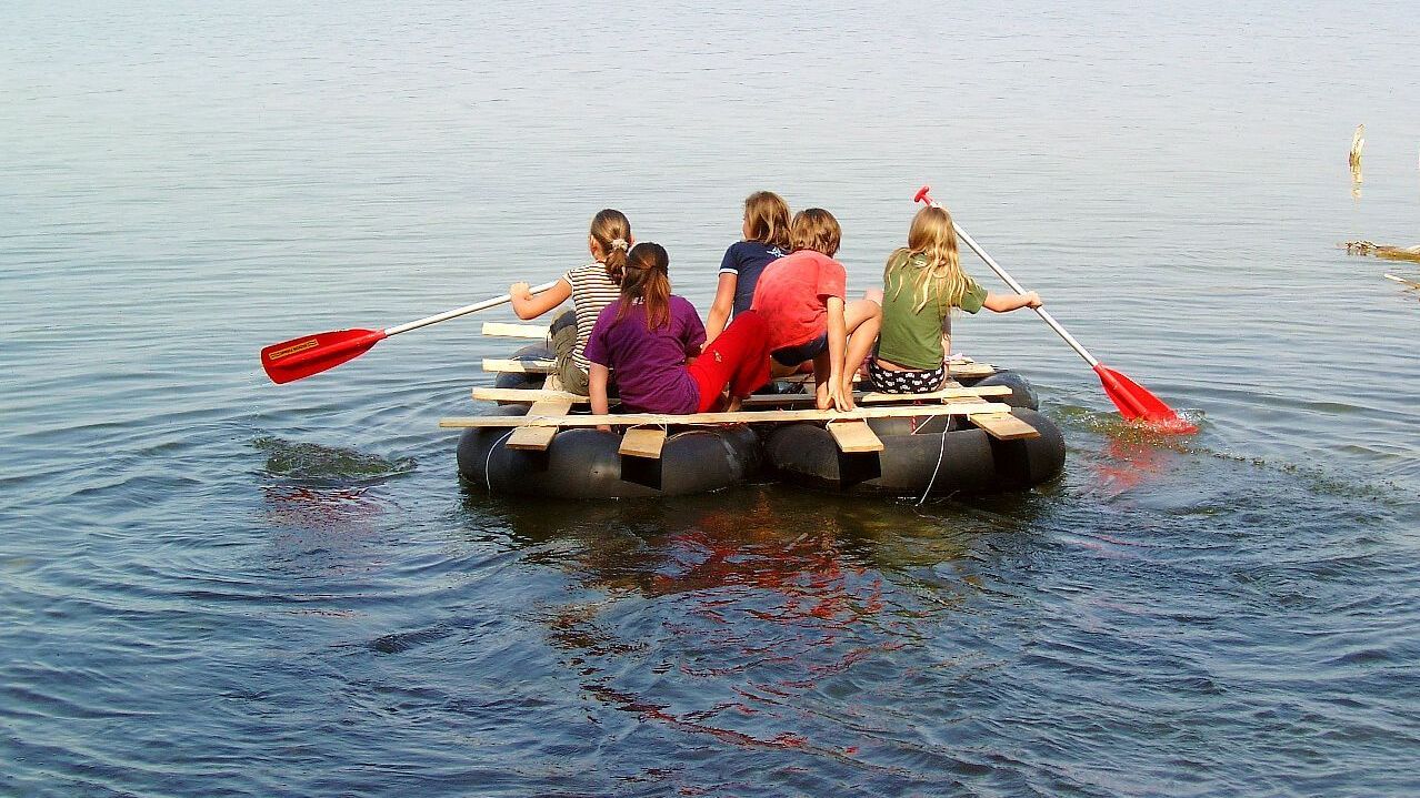Jugendliche auf einem selbstgebauten Floß (Bild: BN-Archiv)