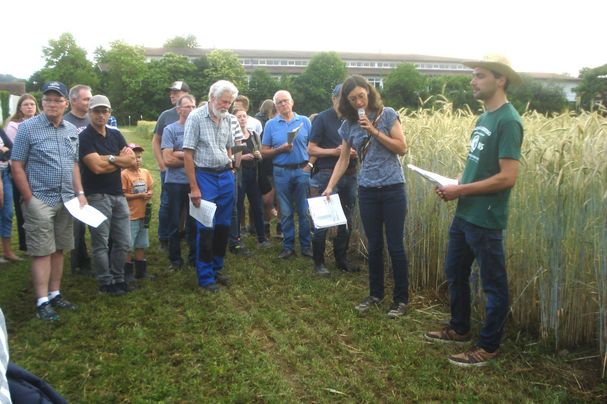 Josef Huber und Miriam Ostermeier (von rechts) erläuterten die verschiedenen Kulturen auf dem Versuchsfeld Foto: BN