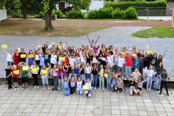 Die fleißigen Sammlerinnen und Sammler mit Lehrerin Birgit Fritsch und Tanja Gruber, Alexandra Zehentbauer von der Schulleitung sowie Brigitte und Stefan Englbrecht vom BUND Naturschutz. Foto: Realschule Vilsbiburg