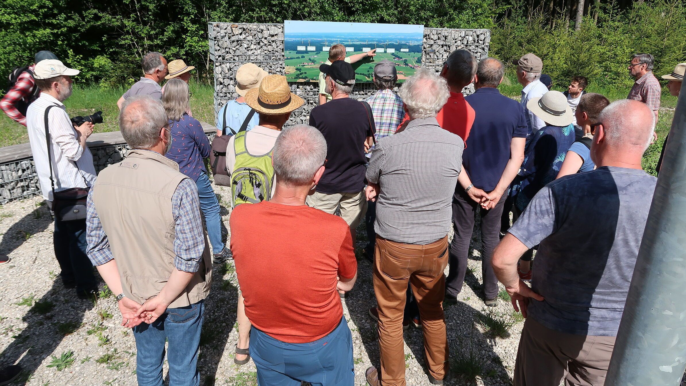 Eine Gruppe Menschen hört einem Vortrag mit Schautafel zu (Bild: Alexandra Struck)