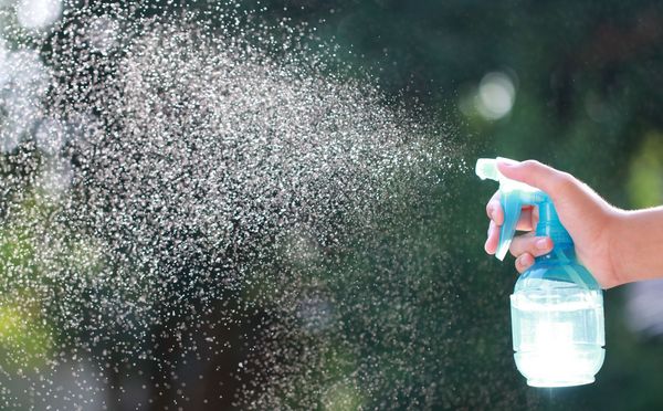 Wassernebel aus einer Sprühflasche