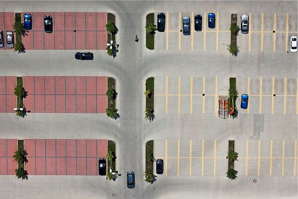 Luftbild eines Discounter-Parkplatzes (Foto: Klaus Leidorf)
